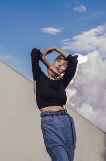 赵丽颖短发秋意写真——时尚与气质的完美融合 赵丽颖短发秋意写真——时尚与气质的完美融合