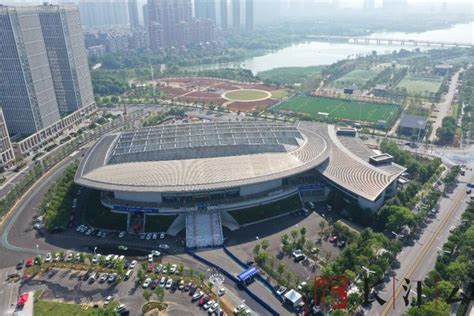 武汉市沌口体育中心能容纳多少人
