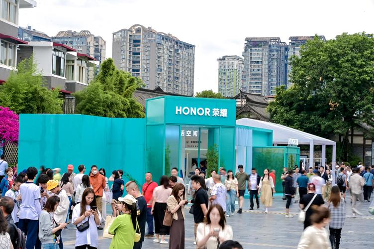 荣耀之门宽窄巷子见证世界荣耀的全球首店启航