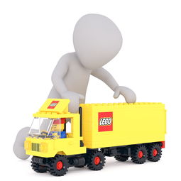 孩子开玩具车过马路,司机鸣笛提醒的重要性 孩子开玩具车过马路,司机鸣笛提醒的重要性